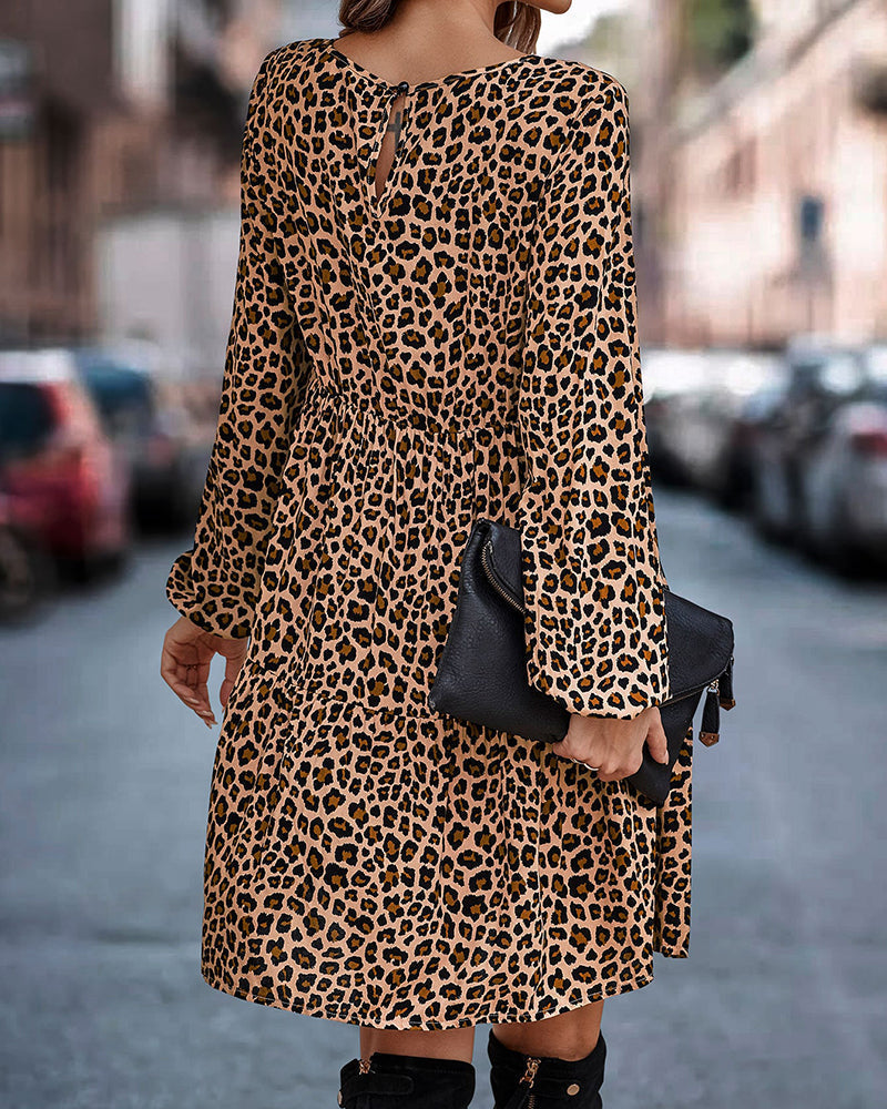 María | Vestido con estampado de leopardo y manga larga