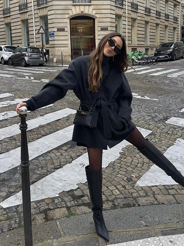 Antonia | Abrigo corto de invierno para mujer con cuello alto y cinturón