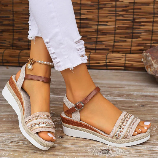 Claudia| Relaxed wedge sandals with straps and buckle closure