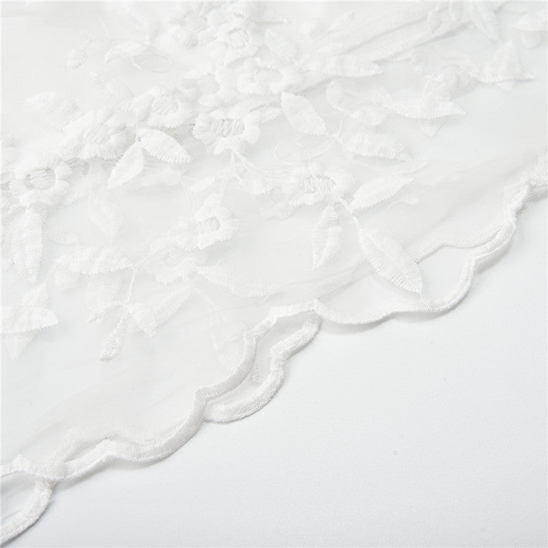 Felicidad | Vestido elegante con bordado floral y tirantes finos