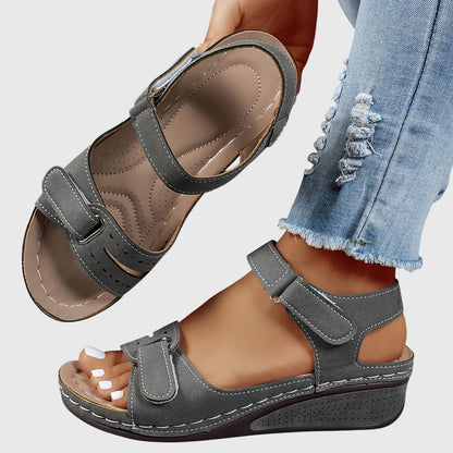 Almudena | Sandalias ortopédicas con doble tira y cuña baja