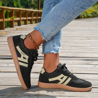 Marta | Zapatillas retro con cordones y diseño de suela plana