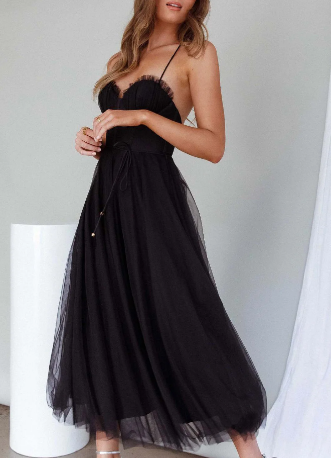 Aitana | Fitted midi dress with thin straps and a flowing skirt
