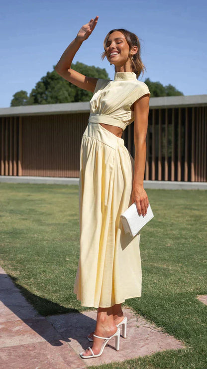Lucía | Vestido midi con corte cut out y diseño sin mangas cuello alto