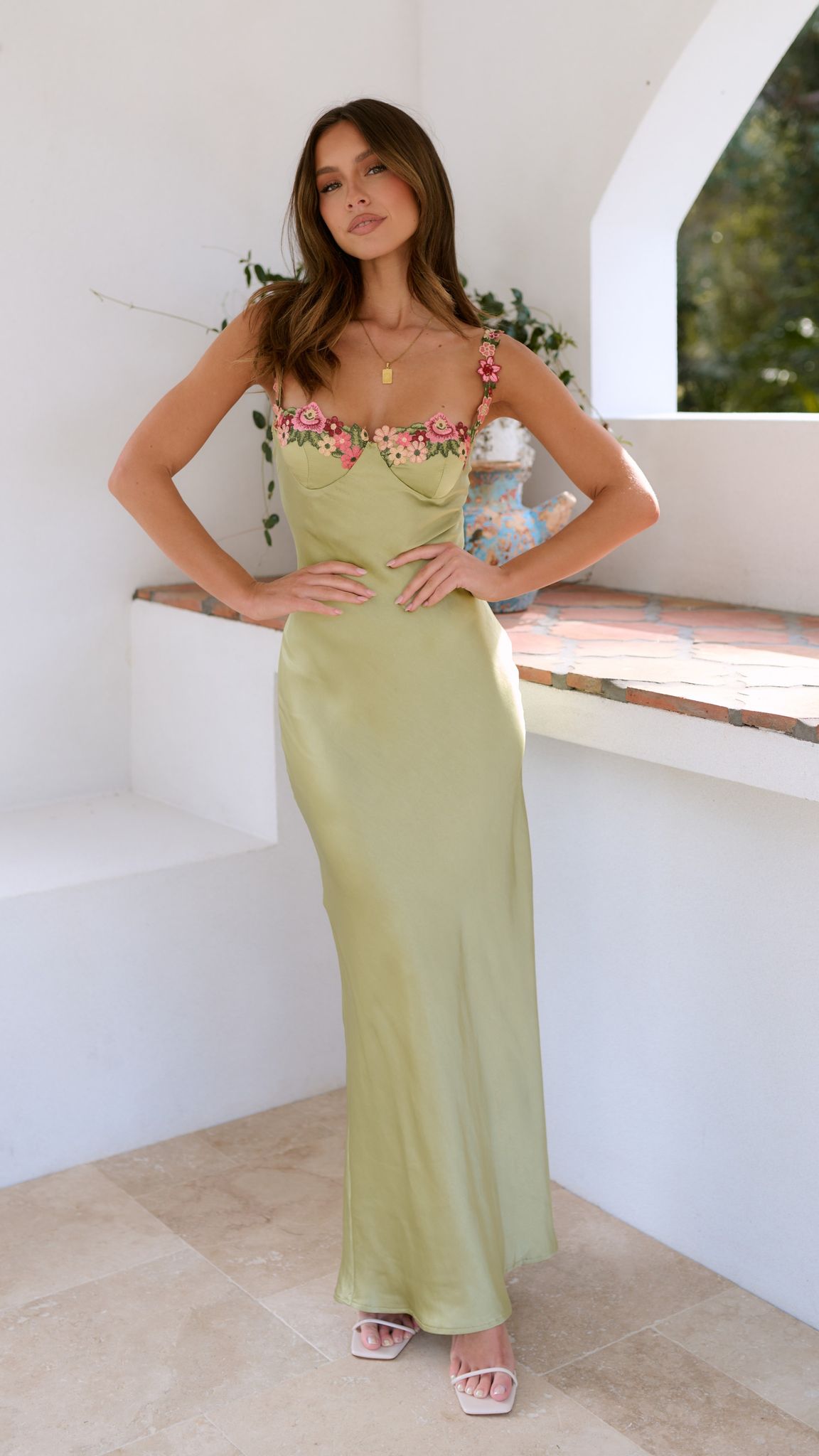 Isabella | Vestido maxi para mujer con tirantes finos y flores bordadas