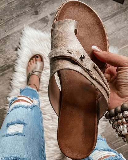 Noa| Women's flat sandals with toe ring and straps
