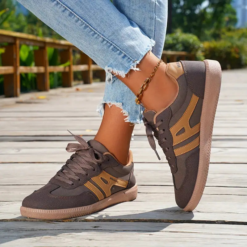 Marta | Zapatillas retro con cordones y diseño de suela plana