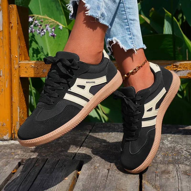 Marta | Zapatillas retro con cordones y diseño de suela plana