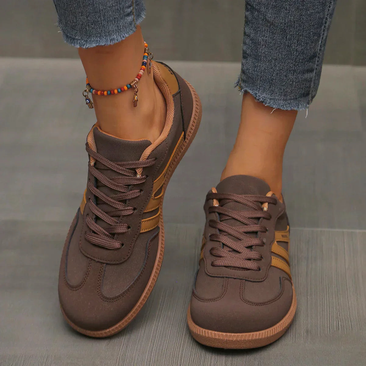 María | Zapatillas para mujer con cordones y suela plana marrón