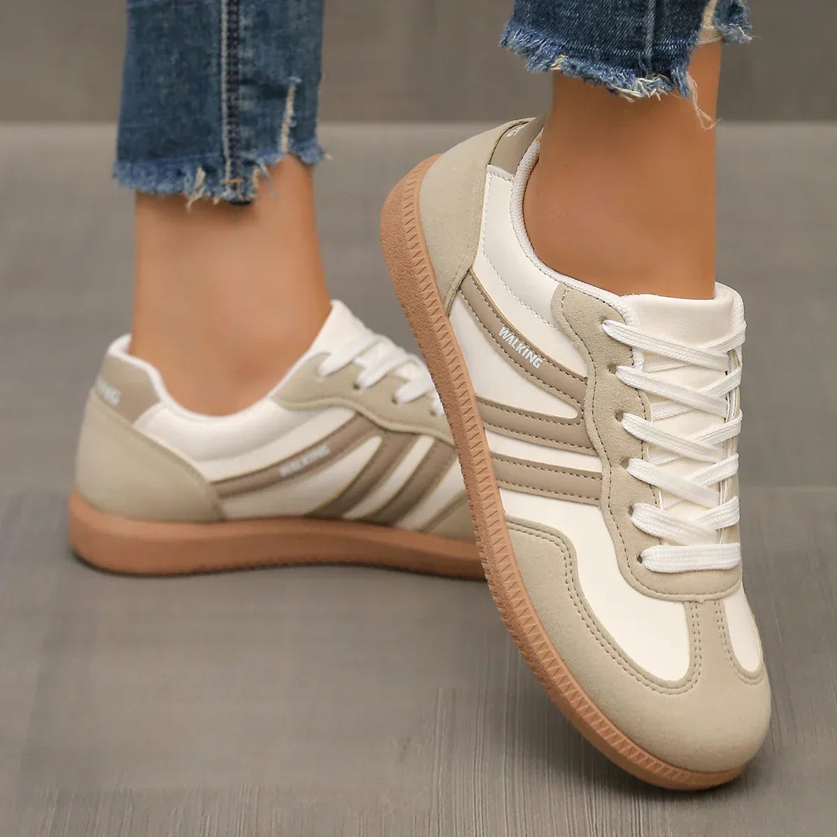 María | Zapatillas para mujer con cordones y suela plana marrón