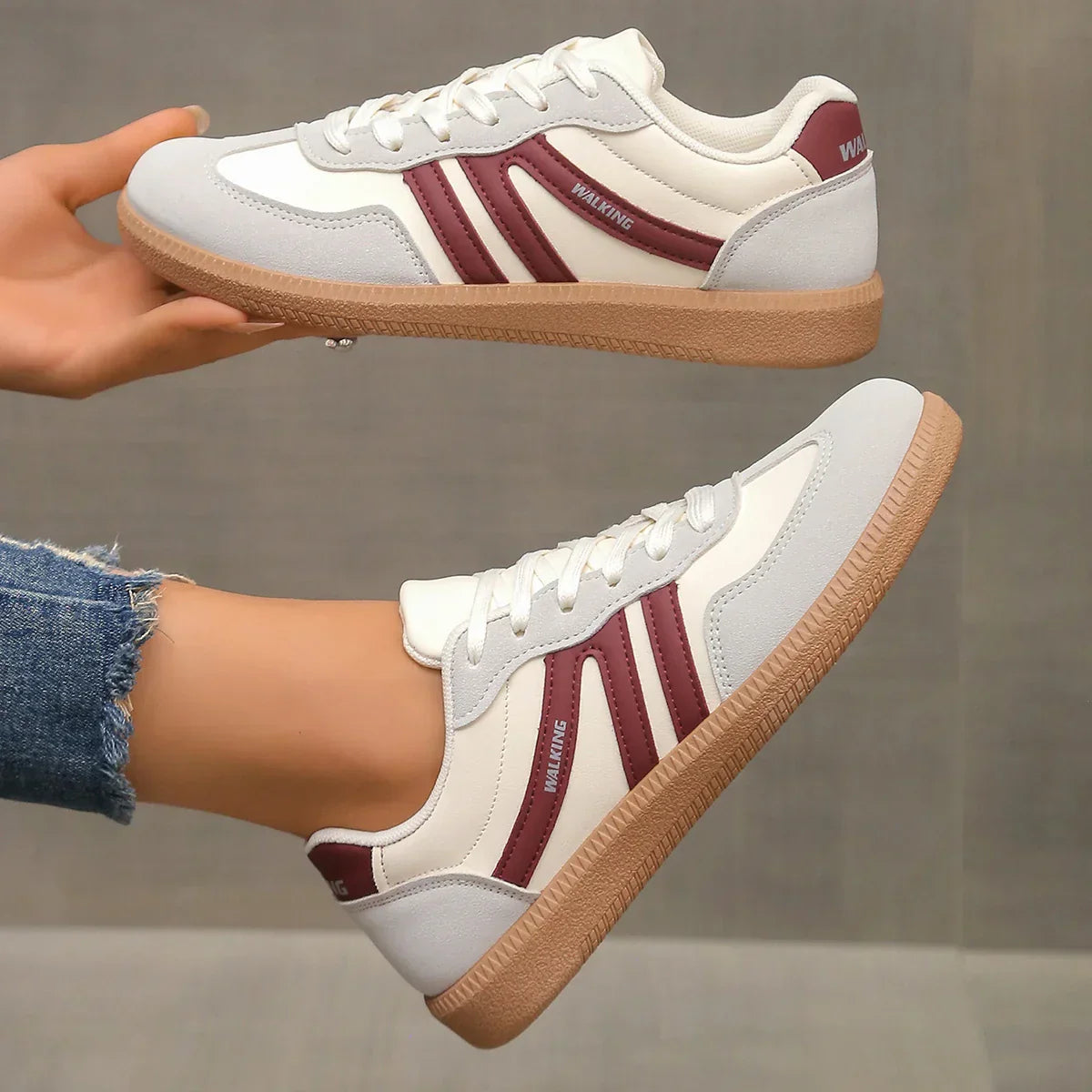 María | Zapatillas para mujer con cordones y suela plana marrón