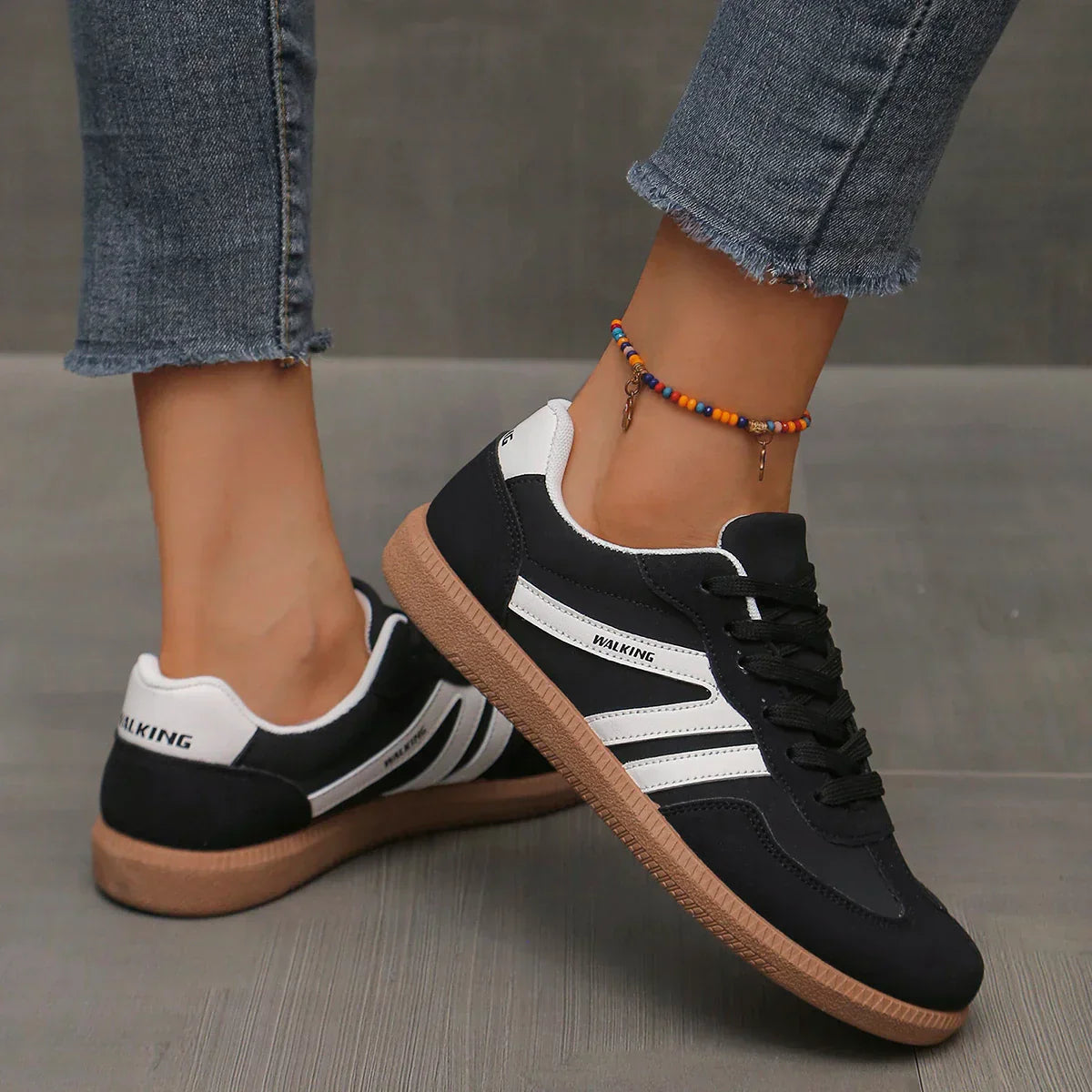 María | Zapatillas para mujer con cordones y suela plana marrón
