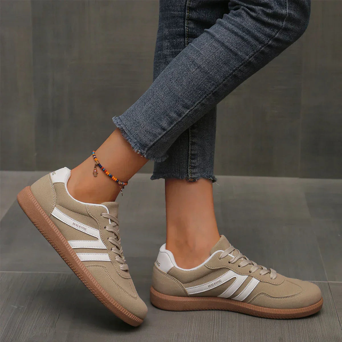 María | Zapatillas para mujer con cordones y suela plana marrón