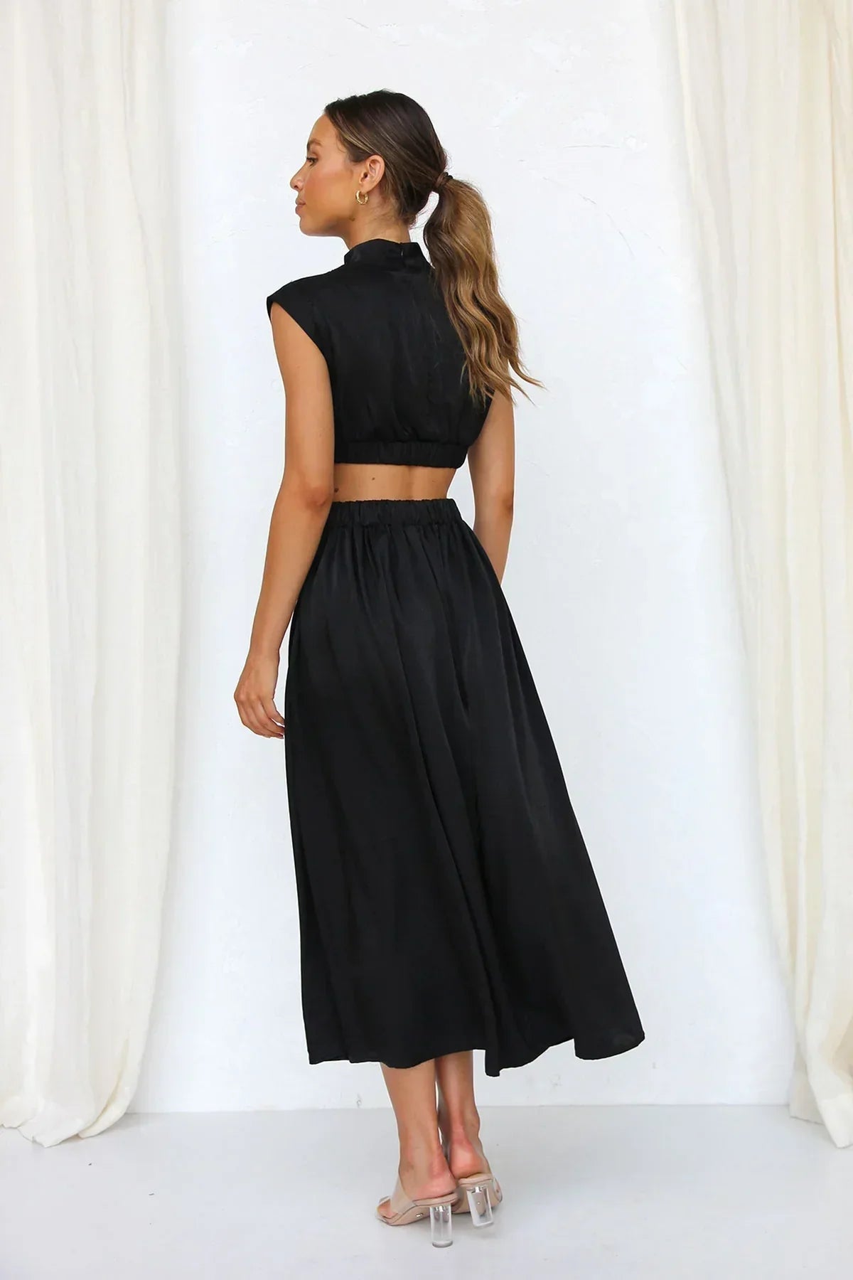 Lucía | Vestido midi con corte cut out y diseño sin mangas cuello alto