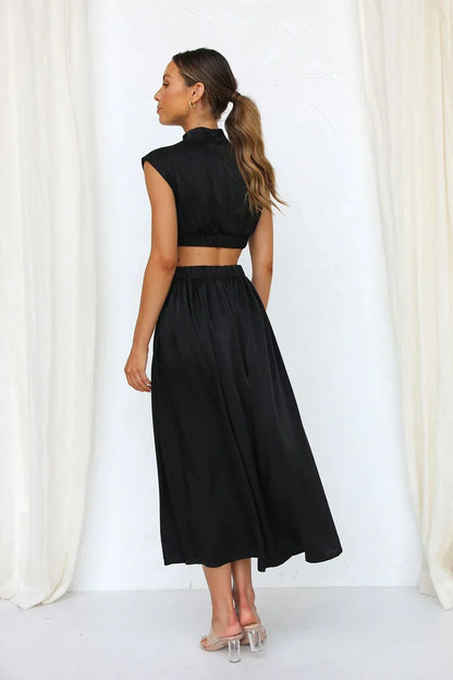 Lucía | Vestido midi con corte cut out y diseño sin mangas cuello alto
