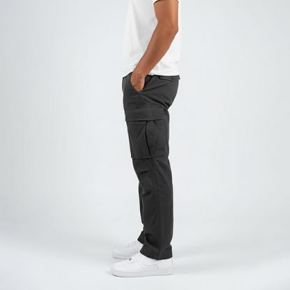 Pantalones cargo de corte relajado con bolsillos laterales