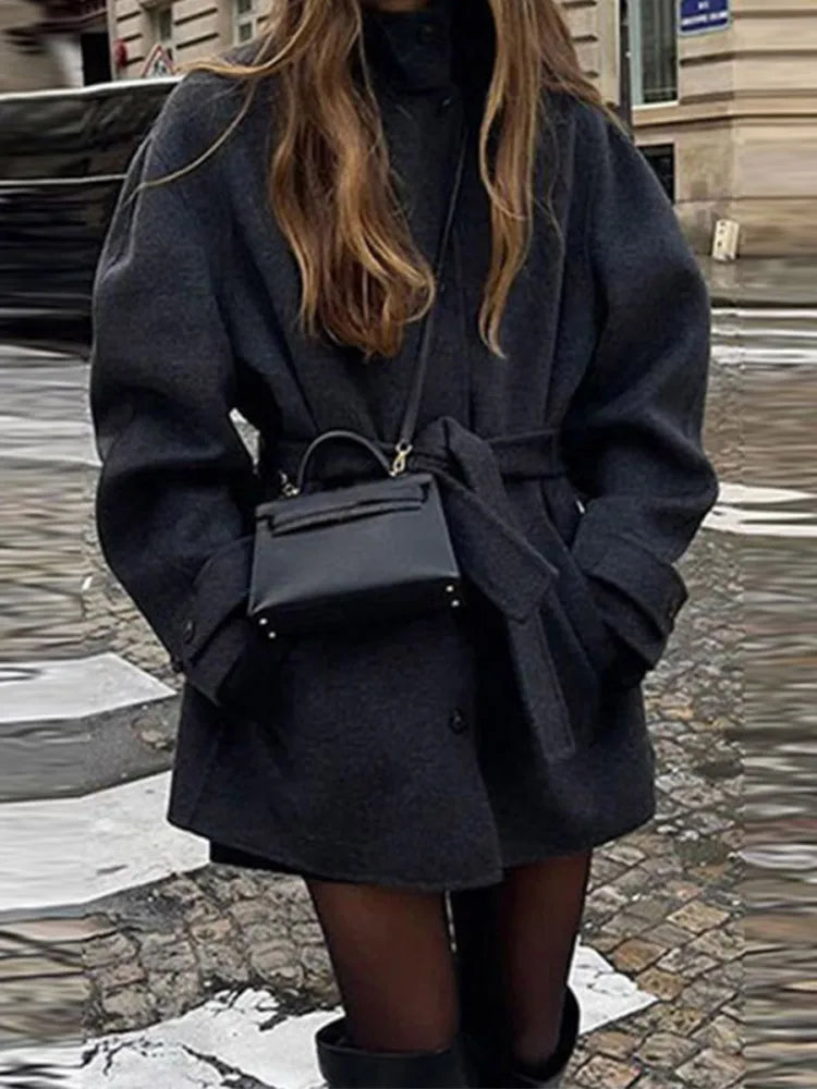 Antonia | Abrigo corto de invierno para mujer con cuello alto y cinturón