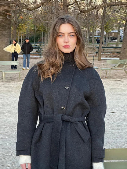 Antonia | Abrigo corto de invierno para mujer con cuello alto y cinturón