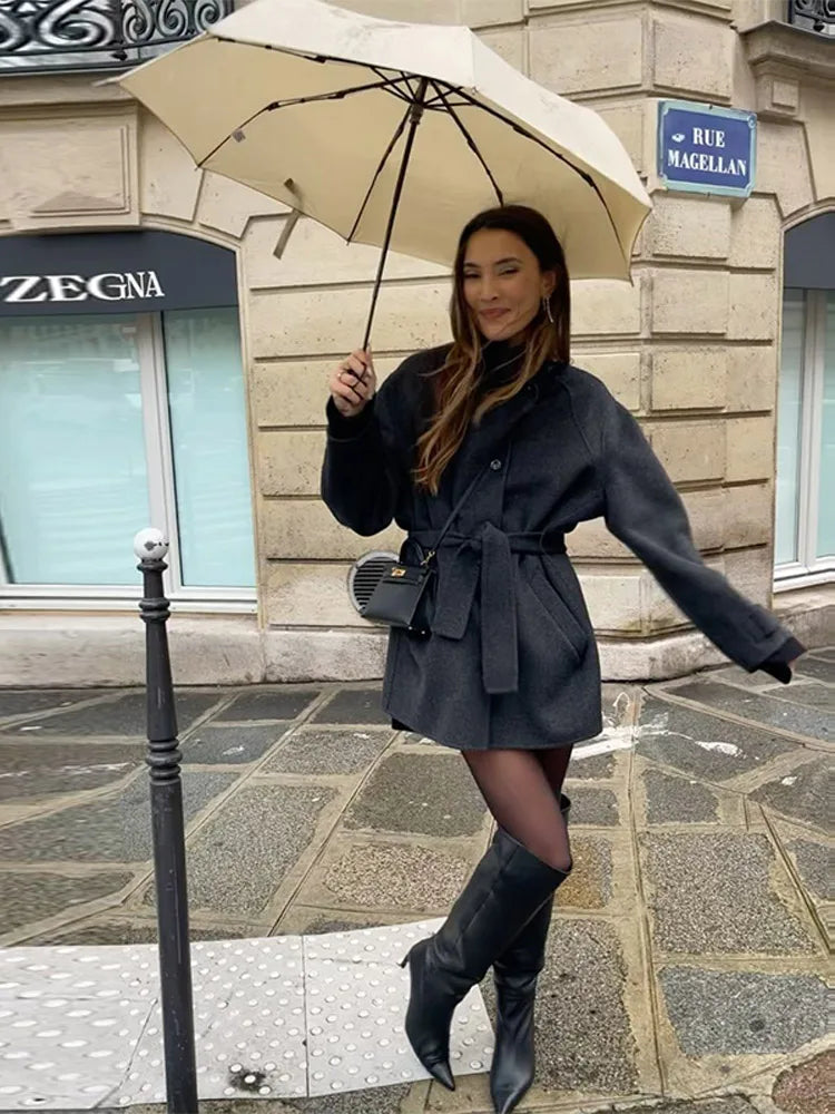 Antonia | Abrigo corto de invierno para mujer con cuello alto y cinturón