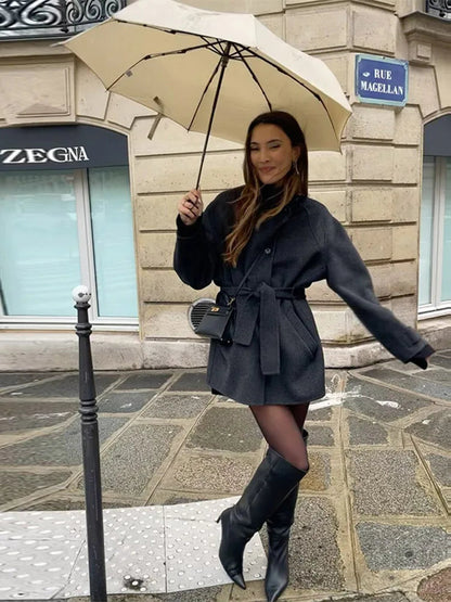 Antonia | Abrigo corto de invierno para mujer con cuello alto y cinturón