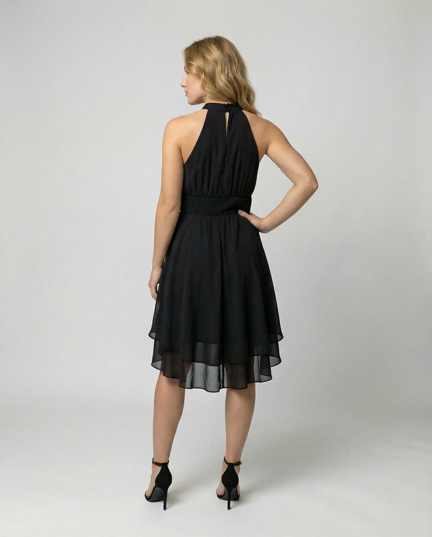 Delmara | Vestido mini para mujer con cuello halter y falda en capas | Acampanado
