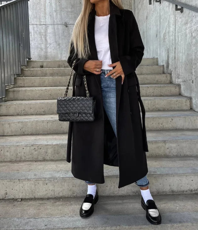 Abrigo largo con solapa y botones frontales