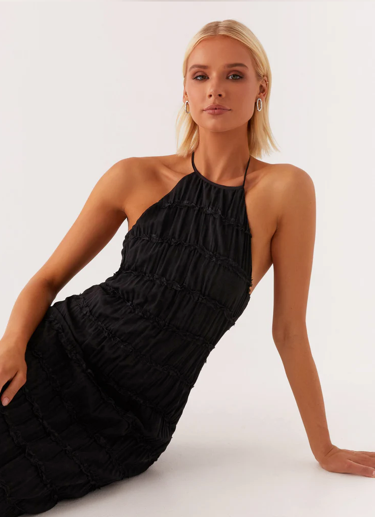 Leticia | Vestido maxi elegante con cuello halter texturizado