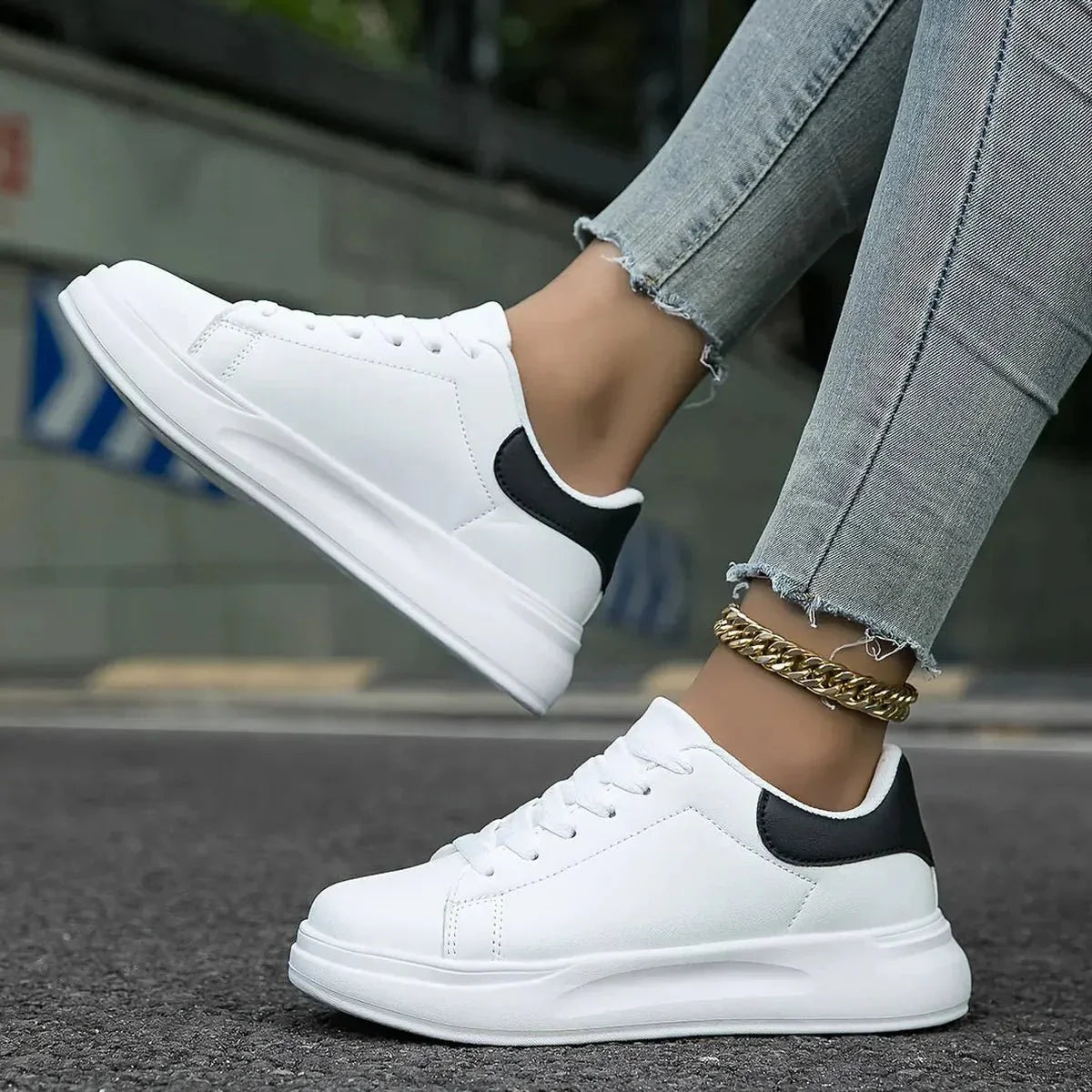 Dorelia | Women's urban-style sneakers with clean design and laces