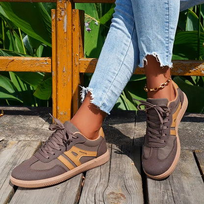 Marta | Zapatillas retro con cordones y diseño de suela plana