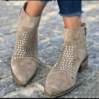 Bernardita | Botines con tachuelas y tacón ancho lateral