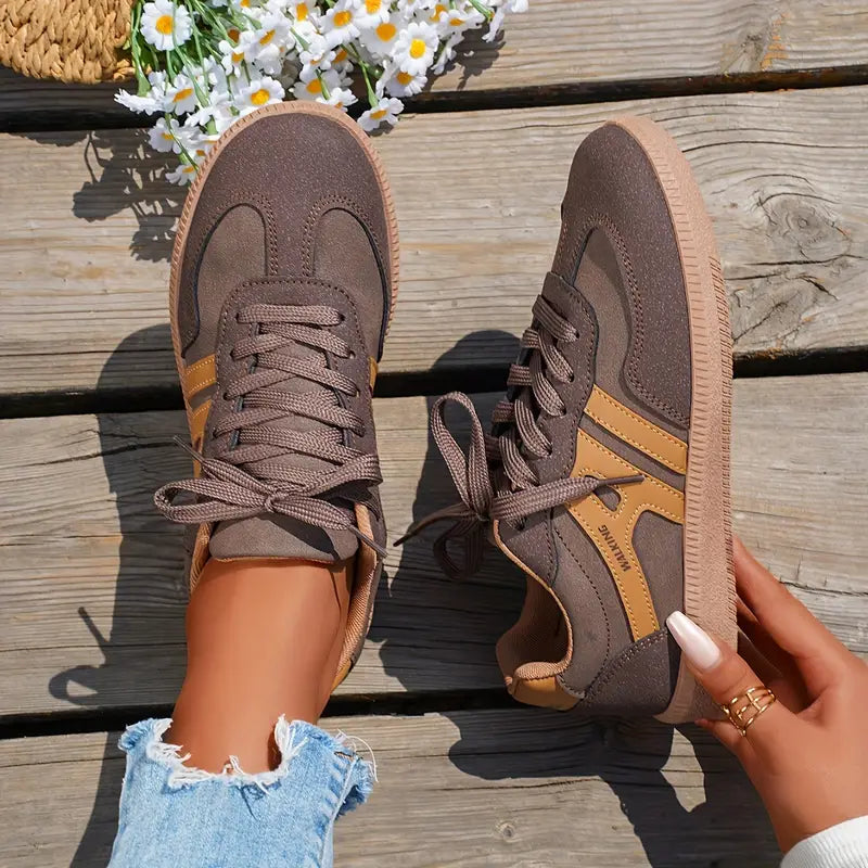 Marta | Zapatillas retro con cordones y diseño de suela plana