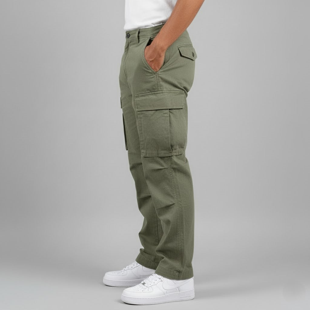 Pantalones cargo de corte relajado con bolsillos laterales