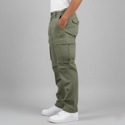 Pantalones cargo de corte relajado con bolsillos laterales