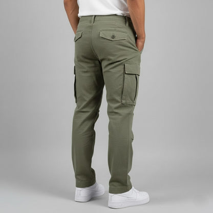 Pantalones cargo de corte relajado con bolsillos laterales