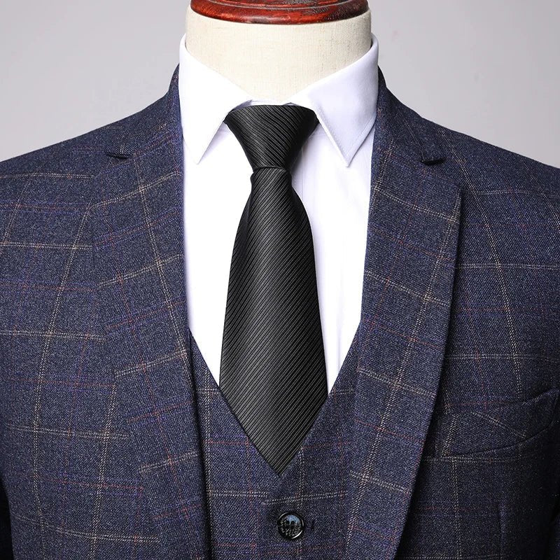 Javier | Traje para hombre de tres piezas con chaleco y corte entallado