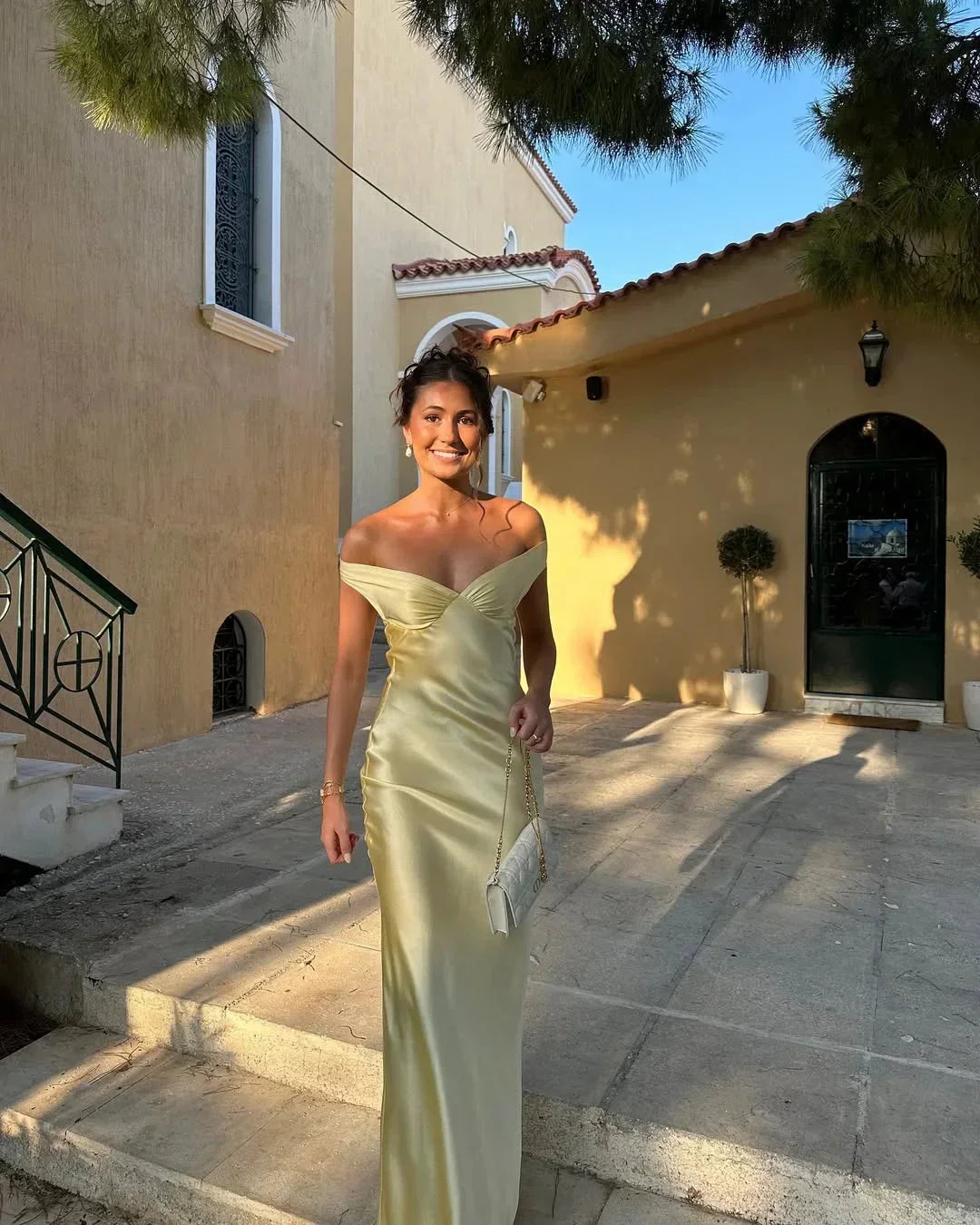 Rosario | Vestido largo con hombros descubiertos y acabado satinado