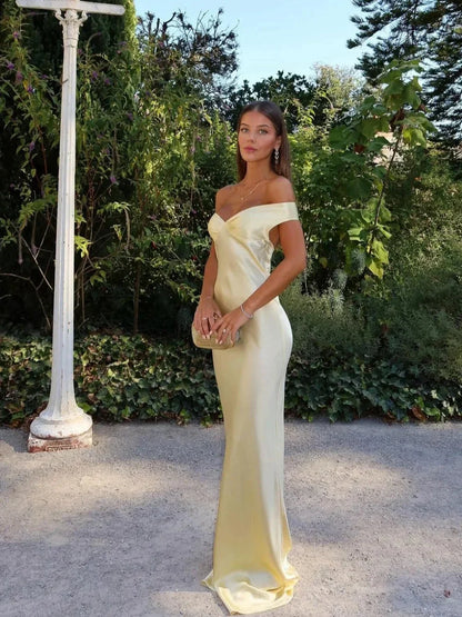 Rosario | Vestido largo con hombros descubiertos y acabado satinado