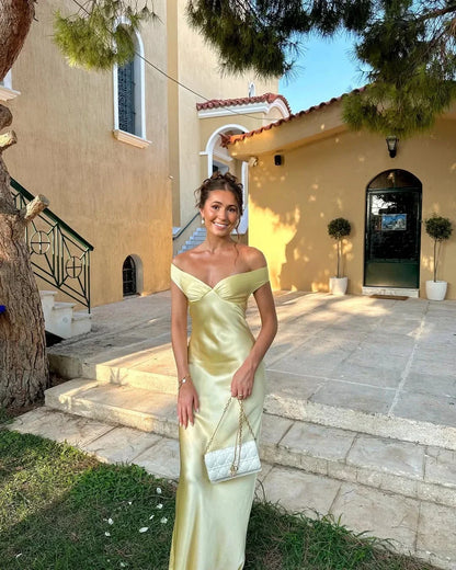 Rosario | Vestido largo con hombros descubiertos y acabado satinado