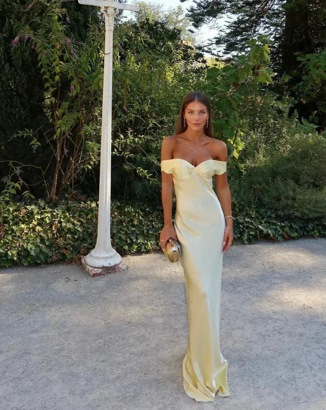 Rosario | Vestido largo con hombros descubiertos y acabado satinado