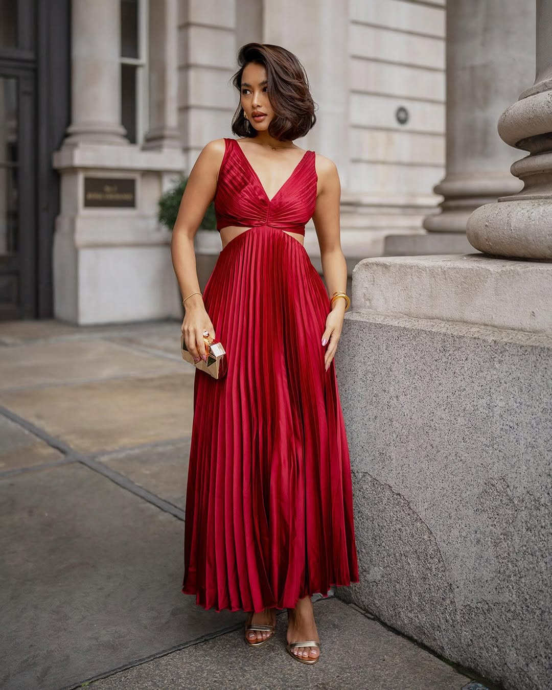 Bibiana | Vestido midi plisado para mujer con escote en V y cintura recortada