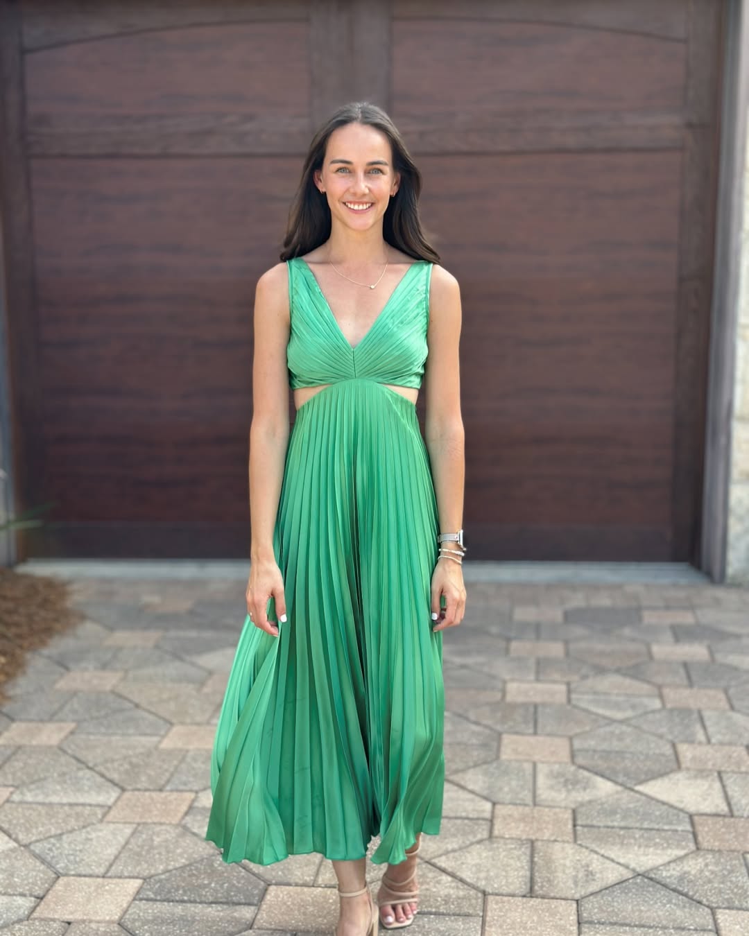 Bibiana | Vestido midi plisado para mujer con escote en V y cintura recortada