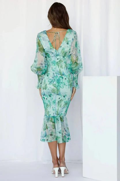 Genoveva | Vestido midi floral para invitada de boda con escote en V