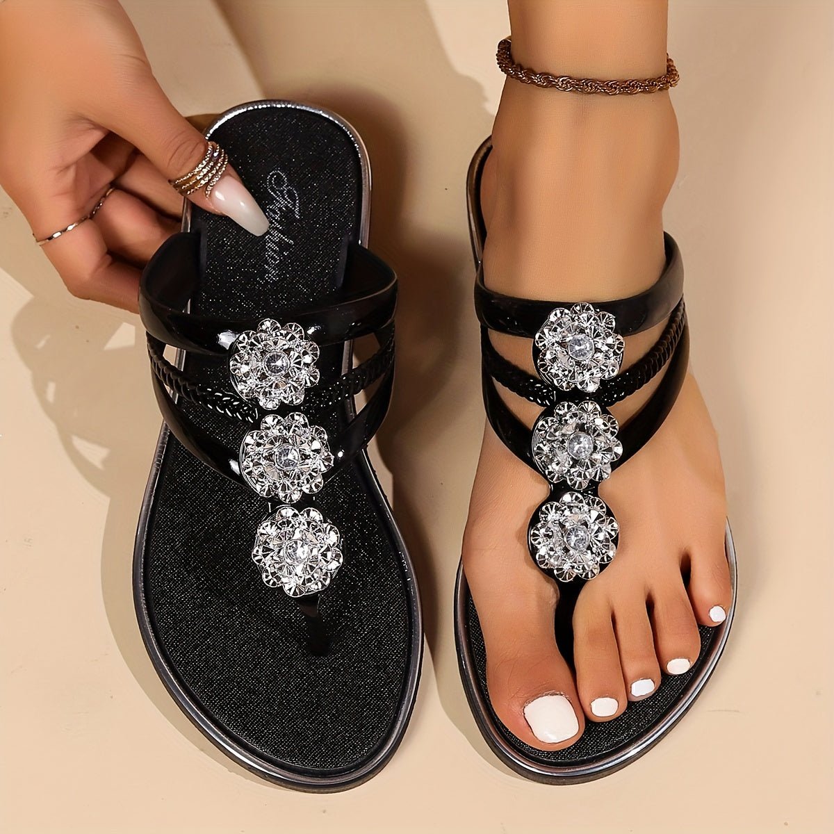 Consuelo | Sandalias planas para mujer con tira T y pedrería